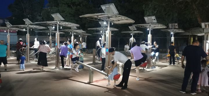 甘肃酒泉瓜州县全民健身广场上的澳瑞特器材。（受访者供图）