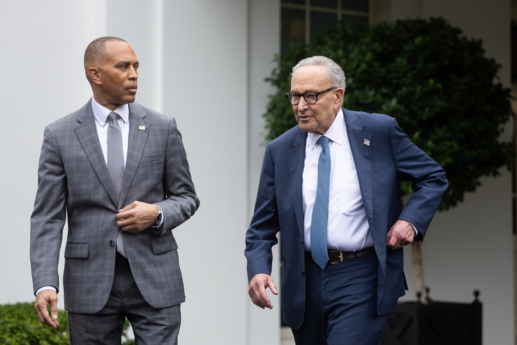 当地时间2025年9月29日,美国华盛顿,美国众议院少数党领袖哈基姆·杰弗里斯(左)和参议院少数党领袖查克·舒默(右)在与国会共和党人及总统唐纳德·特朗普会晤后离开白宫。视觉中国 图