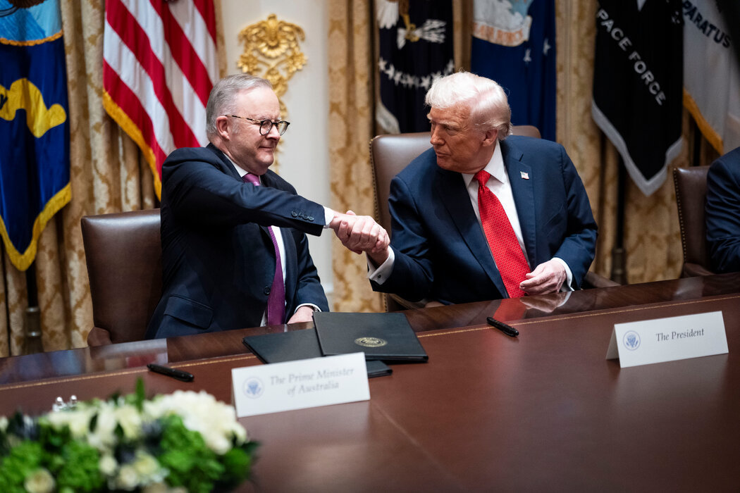 特朗普总统与安东尼·阿尔巴尼斯总理签署关键矿产协议后握手。 图源:《纽约时报》