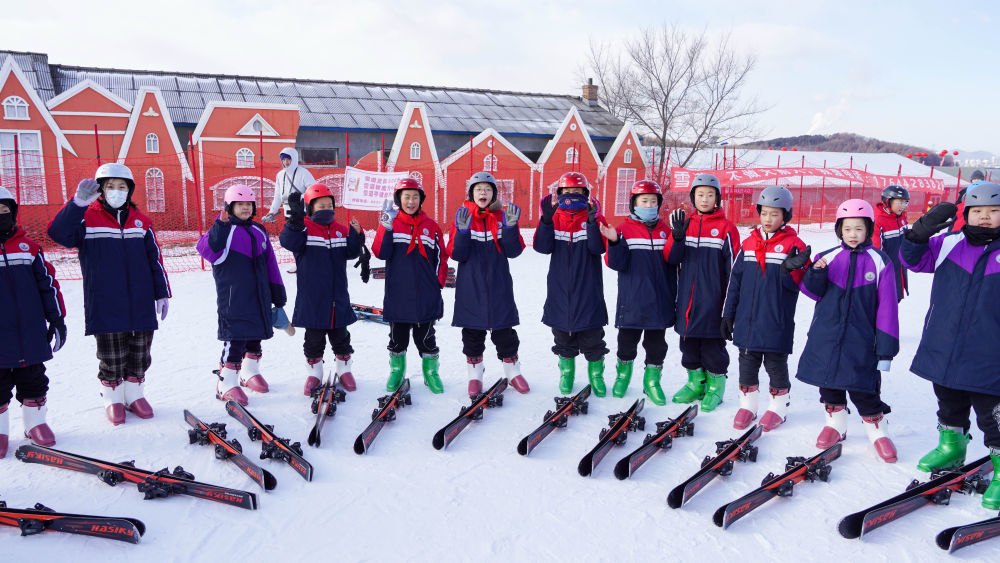 12月3日,吉林市第二实验小学学生在吉林市纳美山谷度假区学习滑雪。新华社记者 颜麟蕴 摄