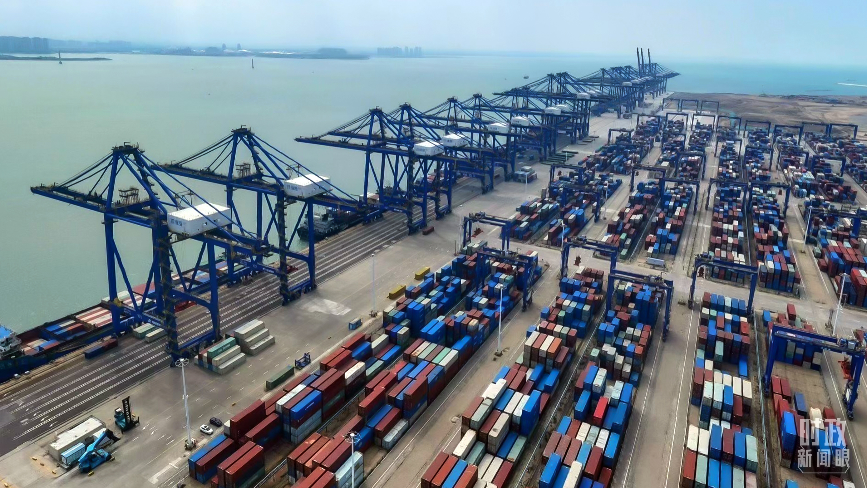 △位于海南儋州的洋浦港是辐射东南亚、联通西部陆海新通道的国际枢纽港。(资料图)