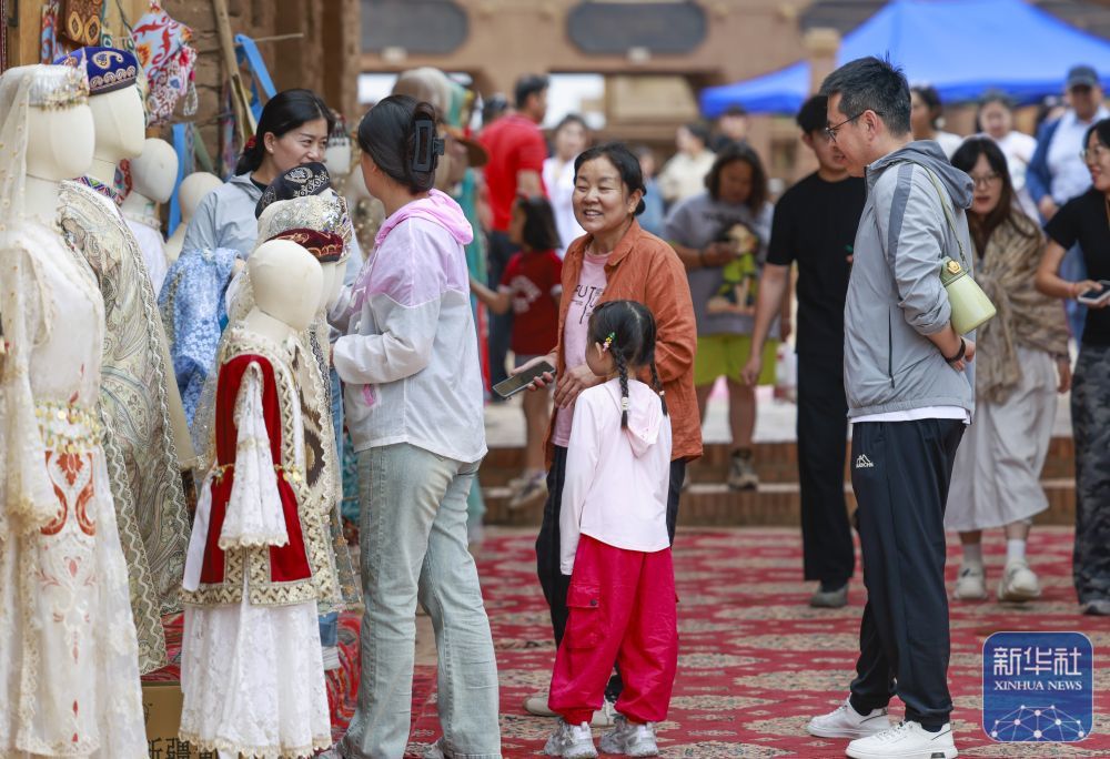 ↑ 5月4日,游客在新疆吐鲁番市鄯善县吐峪沟景区游玩。