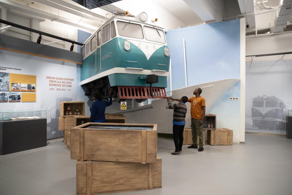 11月12日,在赞比亚坦赞铁路纪念园,几名当地人参观坦赞铁路纪念馆。新华社记者 彭立军 摄