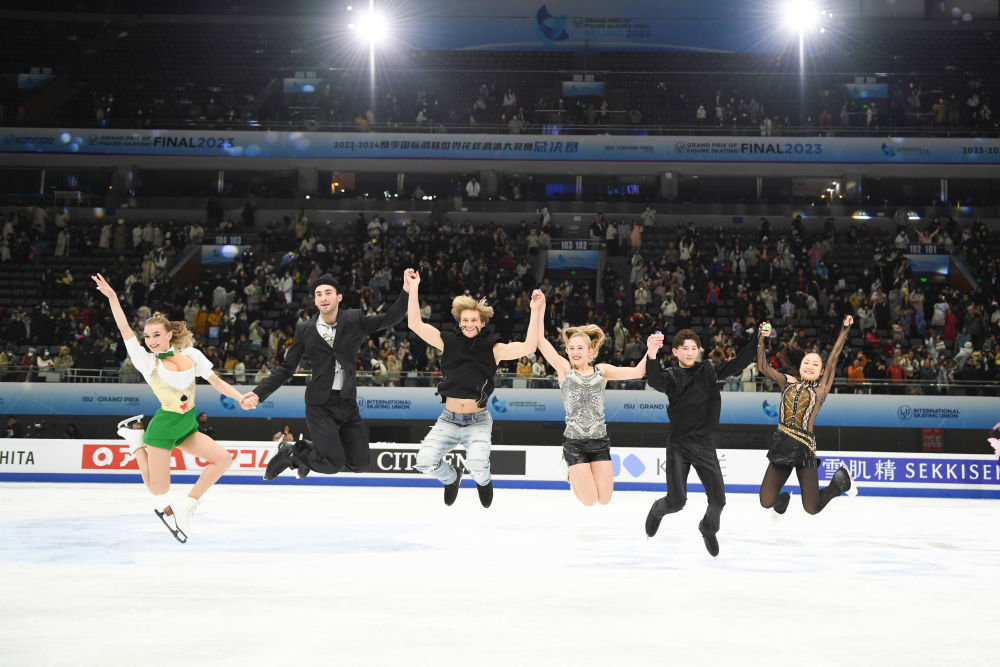 ↑2023年12月10日，格鲁吉亚组合梅特尔基纳/别鲁拉瓦、美国组合马尔克洛夫/内塞特、日本选手中田璃士和岛田麻央（从左至右）在2023-2024赛季国际滑联世界花样滑冰大奖赛总决赛表演滑结束后合影。