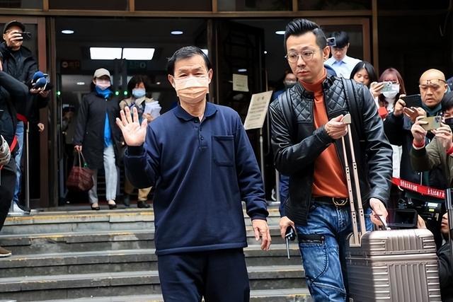 图为台北市前副市长彭振声（左） 尊府图 图源：纠合新闻网