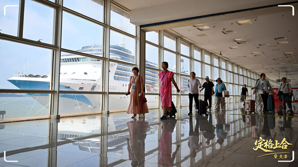 旅客在天津国际邮轮母港入境。