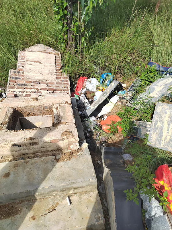 小梦坟墓被损毁,骨灰被丢弃在一旁。