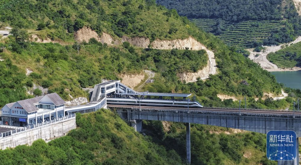 ↑ 这&#2615910&#2637630日拍摄的小湾东站（无人机照片）。