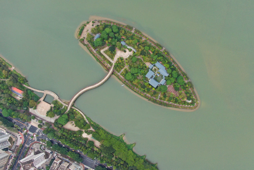 2021年4月8日拍摄的江心岛书院所在的广东清远清城区北江的江心岛(无人机照片)。新华社记者 邓华 摄