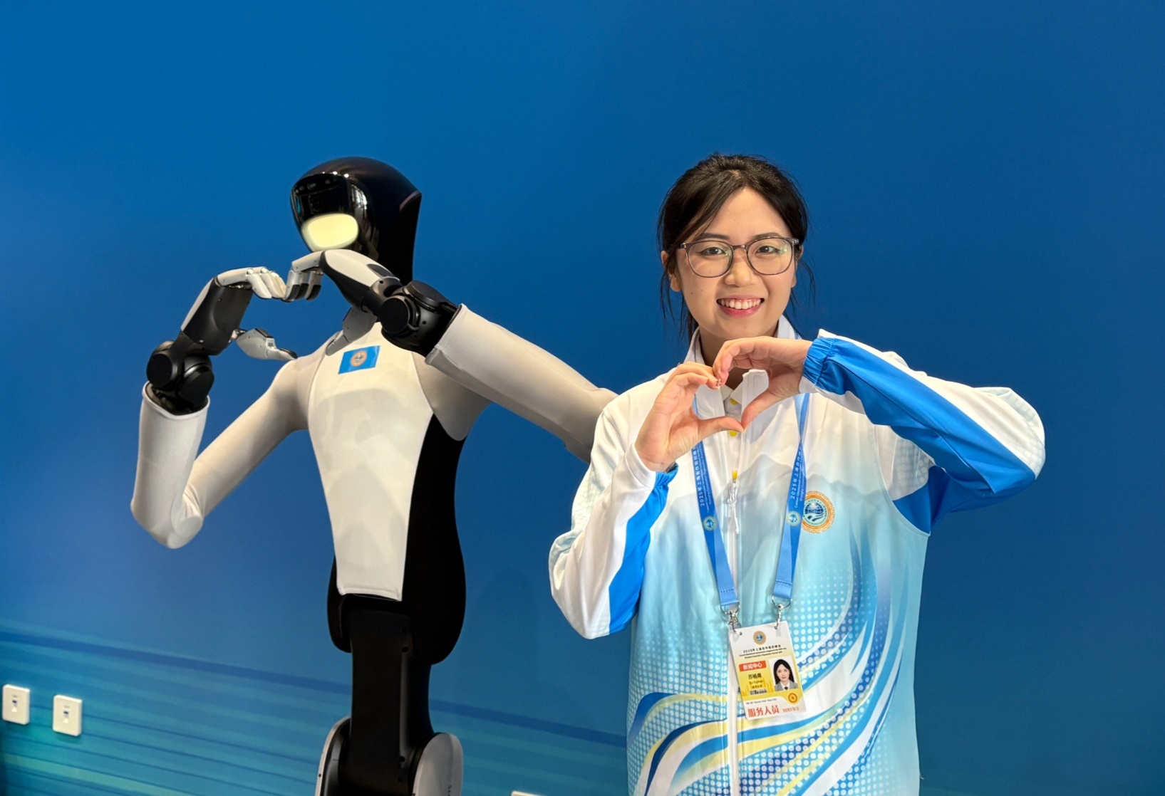 苏榆晨和“双模态仿生灵巧手”在一起（央广网发 受访者供图）