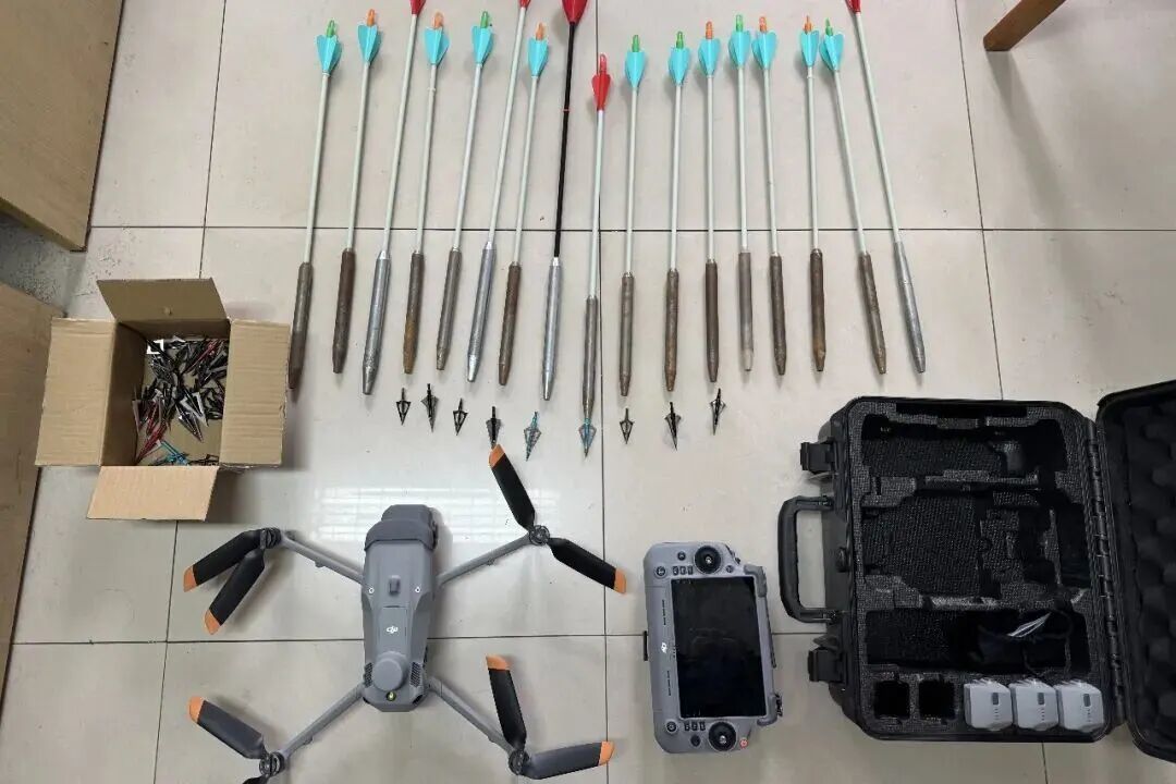 改装后的无人机和“牙签箭”。 淳安公安供图