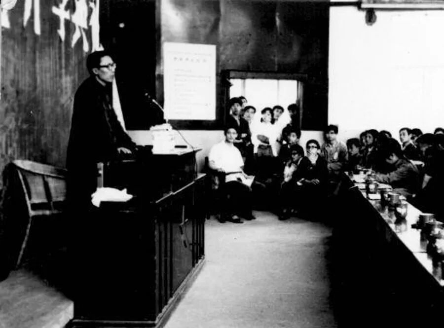 刘道玉校长在武大中文系78级毕业生举办的写作讲习班开班典礼上讲话(1982年5月)。 受访者供图