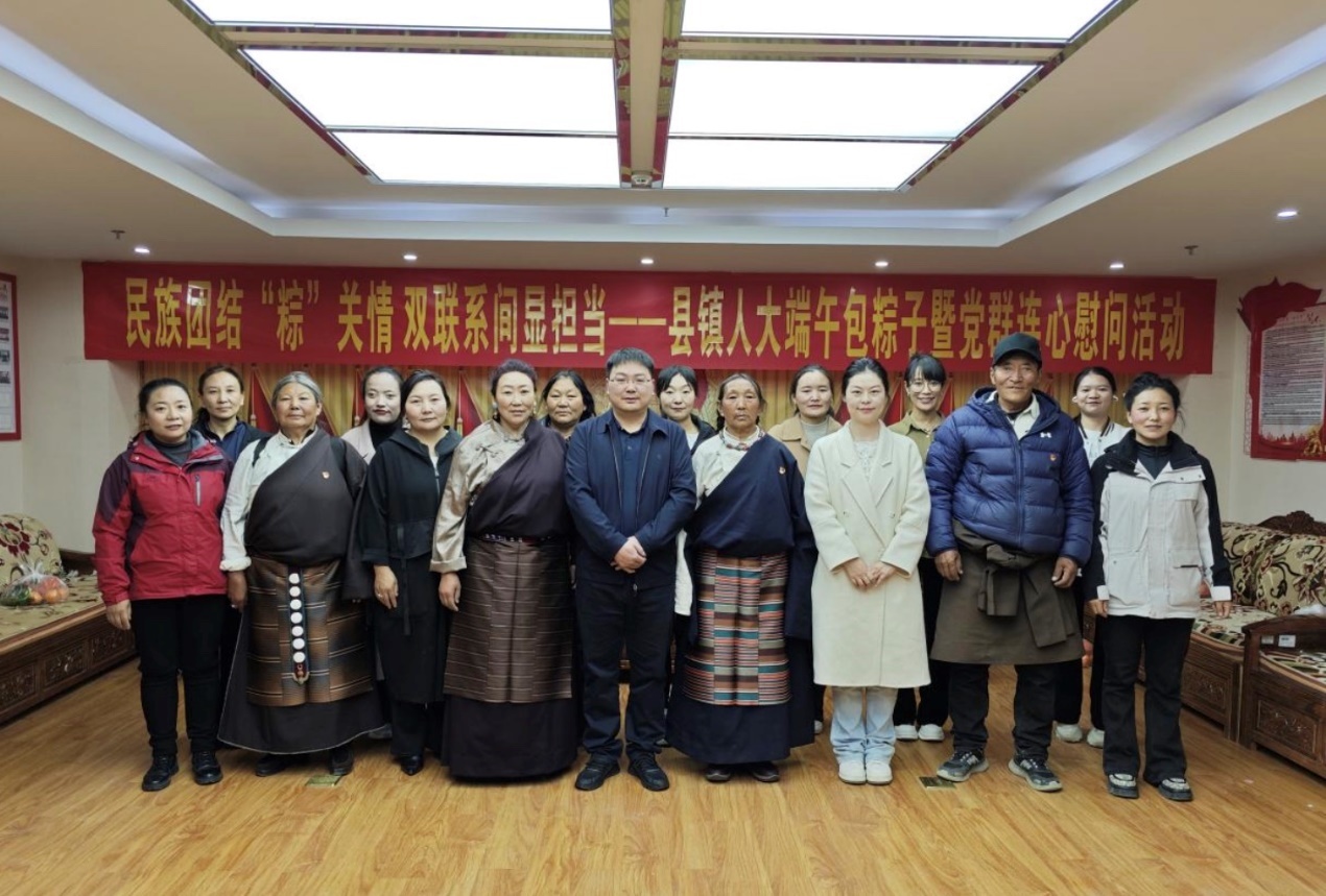 一群人站在室内合影AI 生成的内容可能不正确。