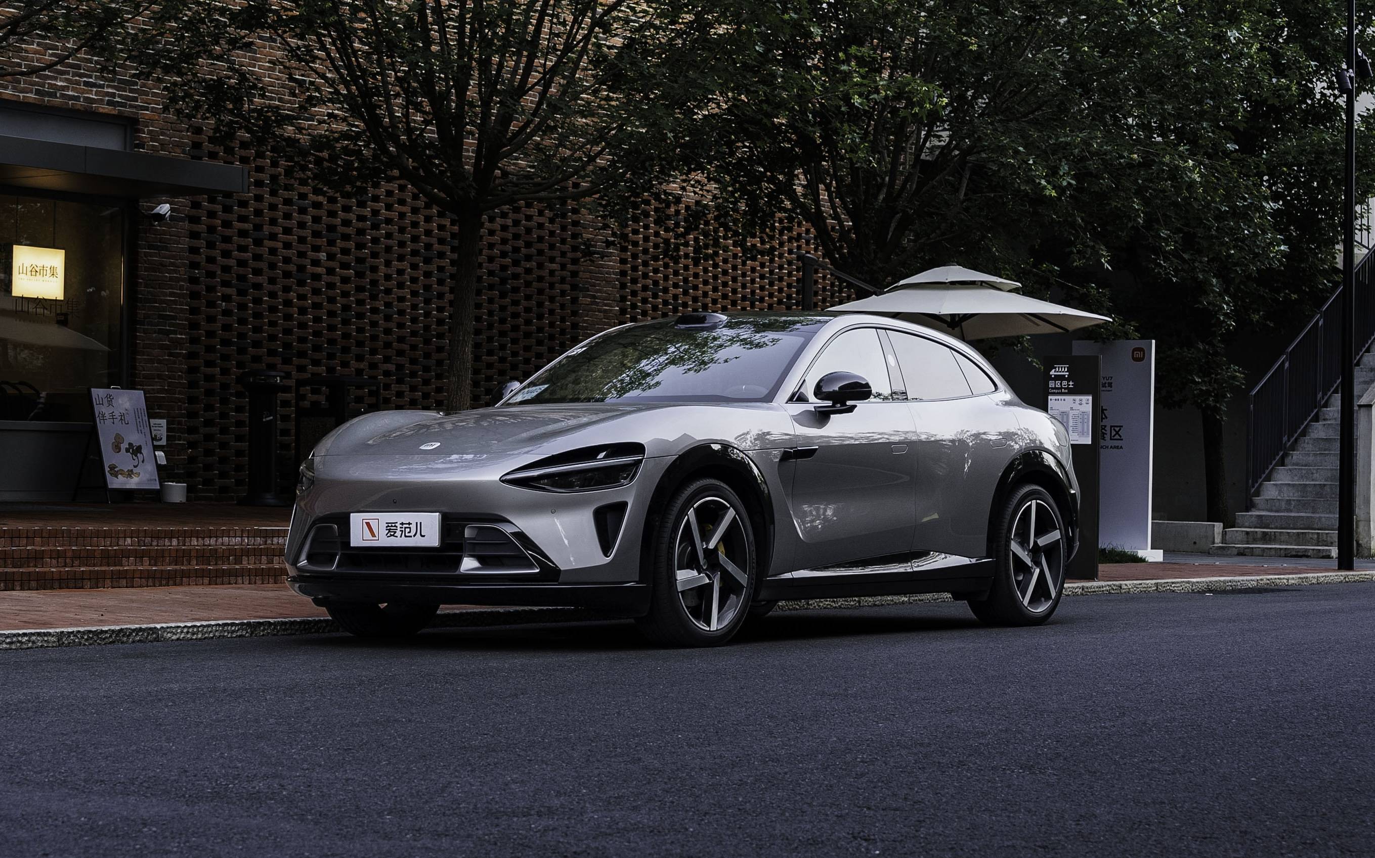 小米 YU7 首测:当一台性能猛兽,开启了顾家模式