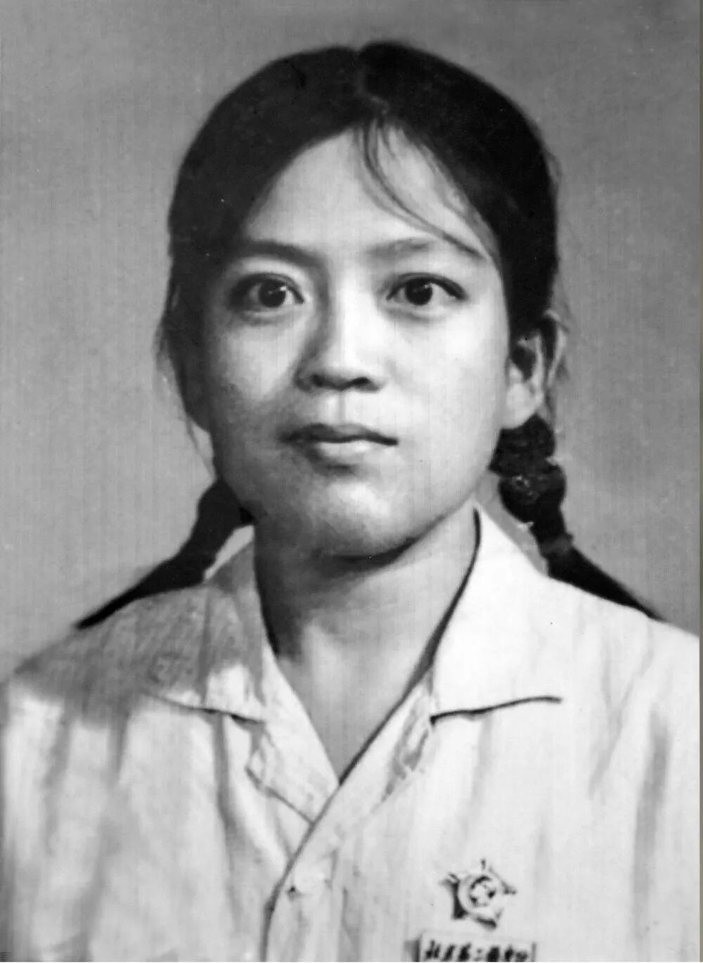 1968年12月北京第二医学院毕业时的路生梅(资料照片)。新华社发