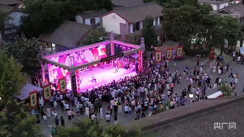 崆峒古镇游人如织(央广网发 平凉市崆峒区融媒体中心供图)