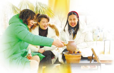 河南栾川县，游客在畔山民宿围炉煮茶。本报记者 朱佩娴摄