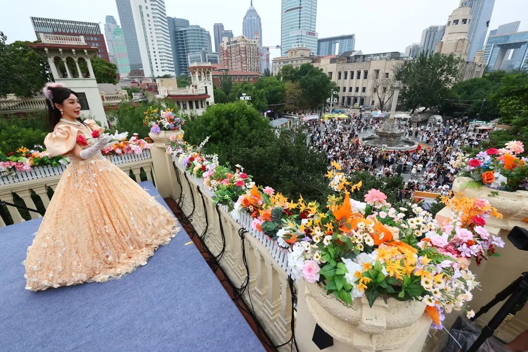 歌剧《茶花女》在意式风情区“实景开唱”。 记者 姚文生 摄