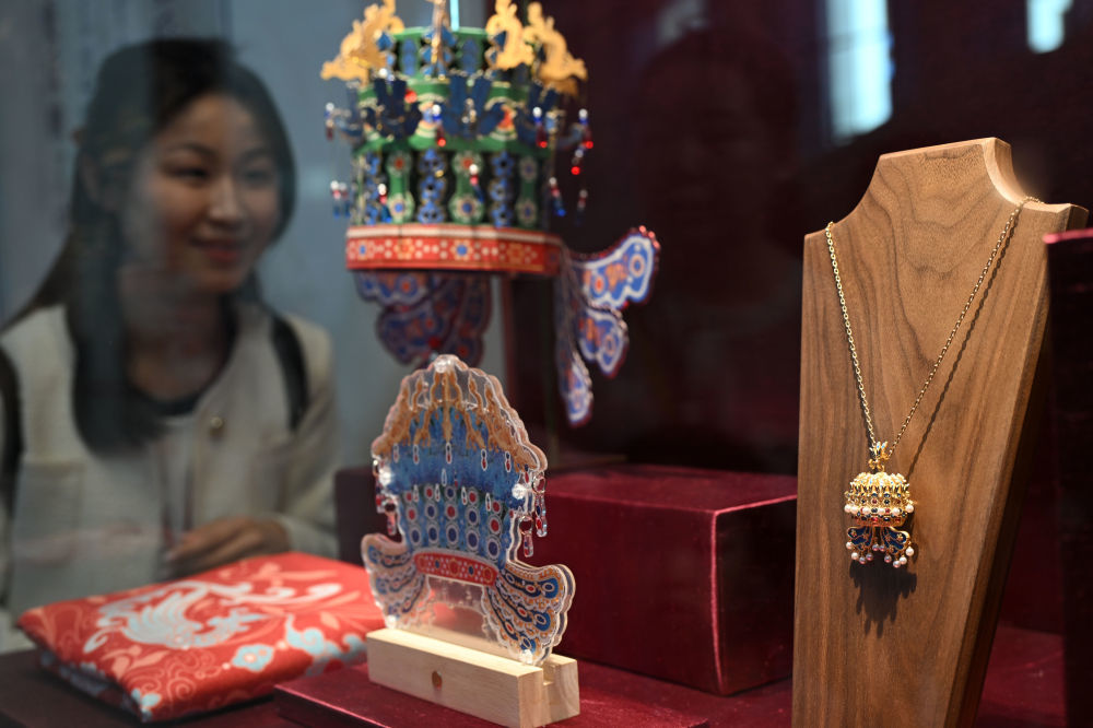 3月25日，观众在北京中国国家博物馆选购凤冠项链。新华社记者 金良快 摄