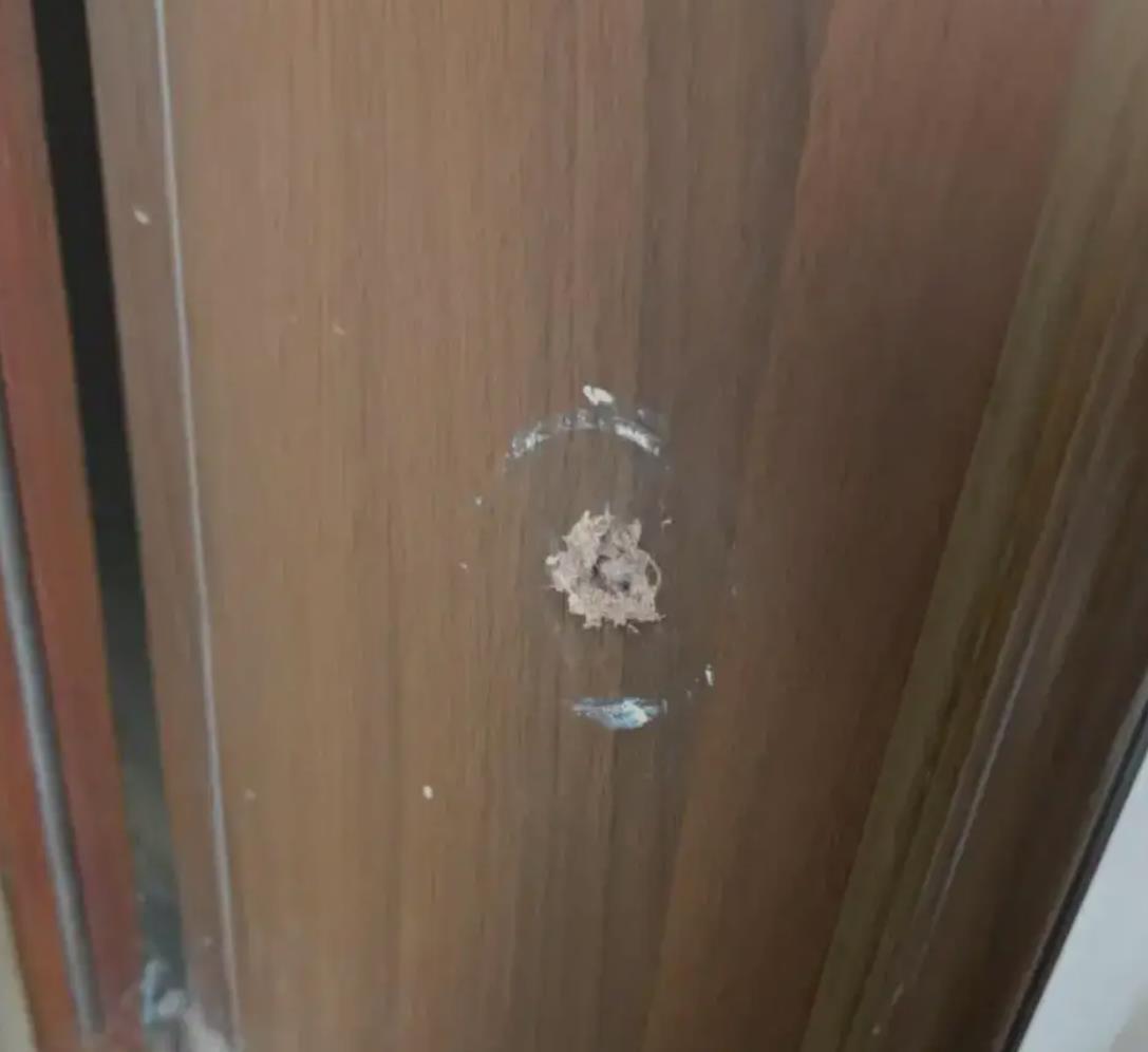 门上留下的弹孔