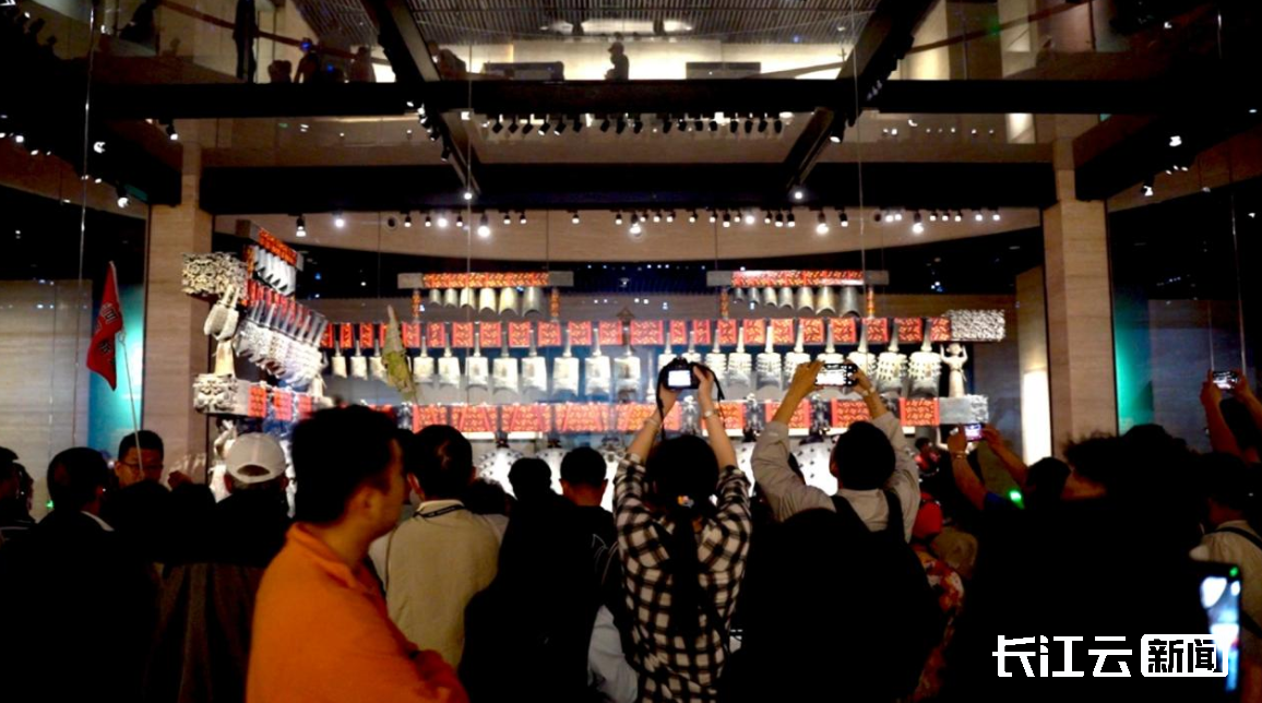 （摄于2025年4月17日 湖北省博物馆 游客正在观赏曾侯乙编钟）