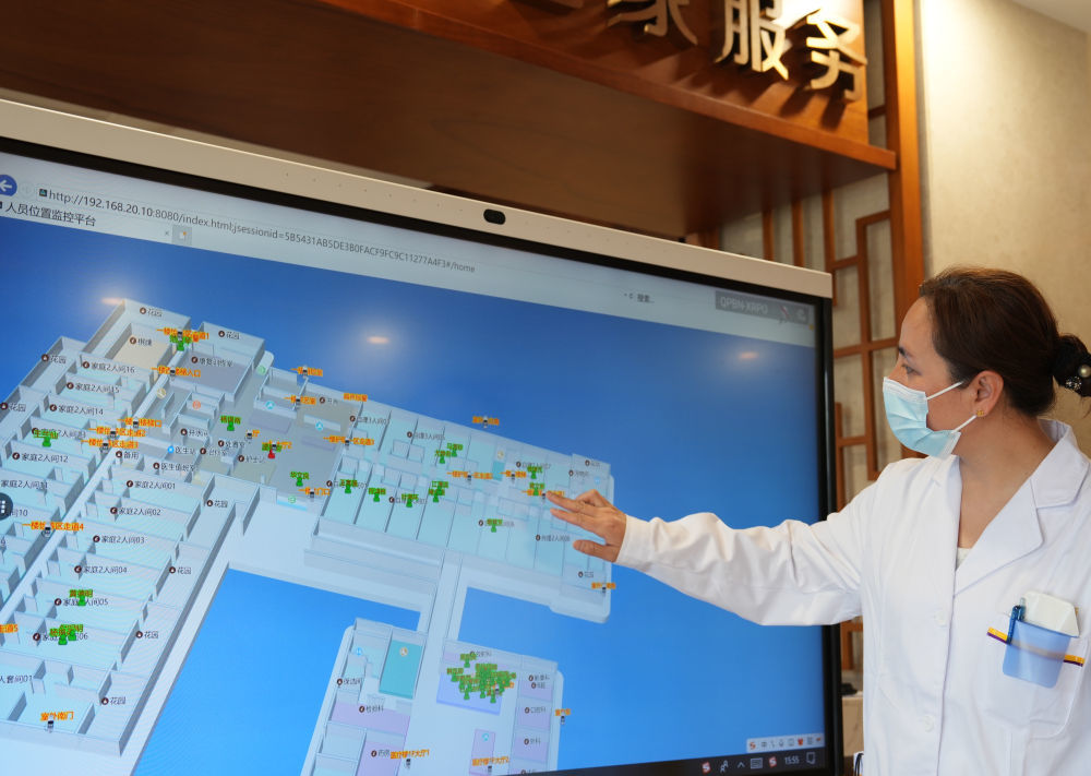 4月8日,在江苏无锡滨湖区一养老院,工作人员通过护士站里的人员位置监控平台确定院内老人位置。