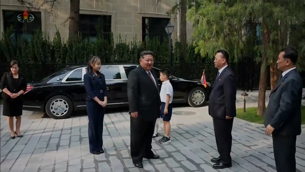 金正恩乘车前往朝鲜驻华大使馆。