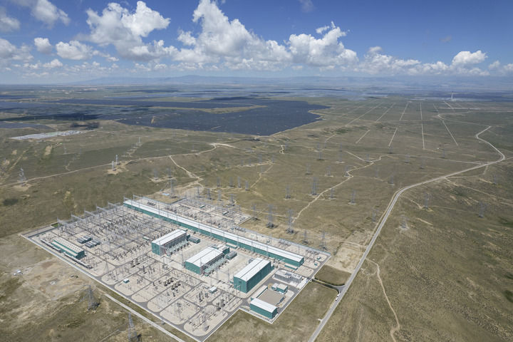 这是2025年7月25日在青海省海南藏族自治州共和县拍摄的±800千伏特高压青南换流站(无人机照片)。新华社记者 孙瑞博 摄