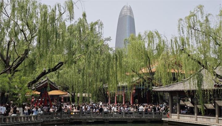 景区里,不少游客在拍照打卡