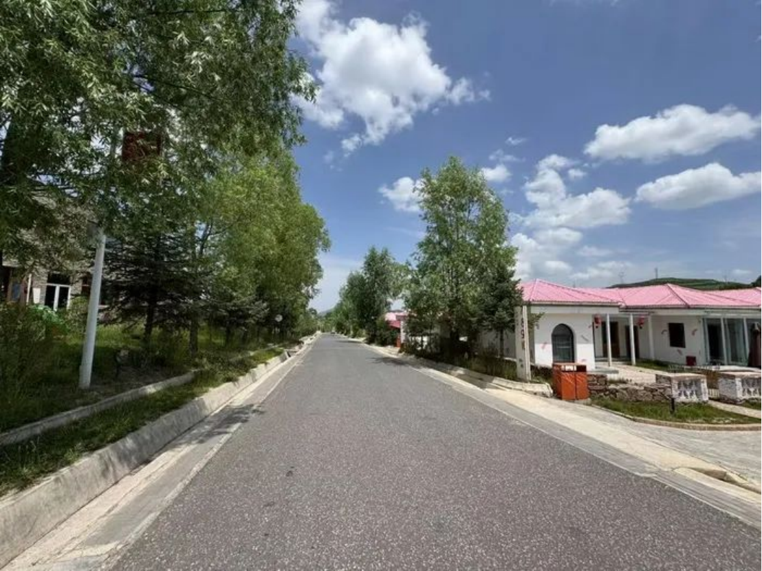 元古堆村宽阔柏油路。