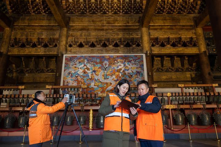 北京市测绘设计研究院团队在太庙测绘（2023年2月19日摄）。2020年9月起，北京市测绘设计研究院的技术团队开展了北京中轴线遗产点实地测绘，从文物保护、环境整治、文物腾退等方面为北京中轴线申遗提供空间数据底板。