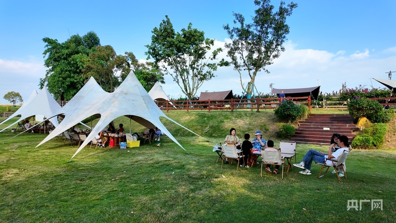 游客们在露营区休闲娱乐(央广网记者 昌思荣 摄)