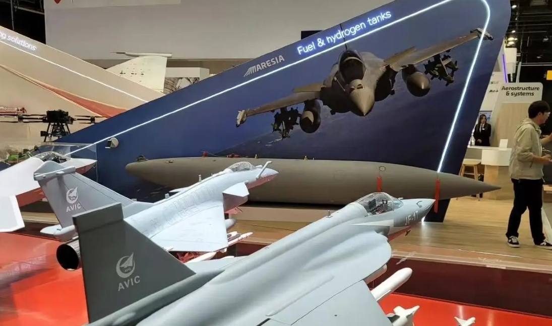 本届巴黎航展,歼-10C展位“巧”对“阵风”海报 社交媒体