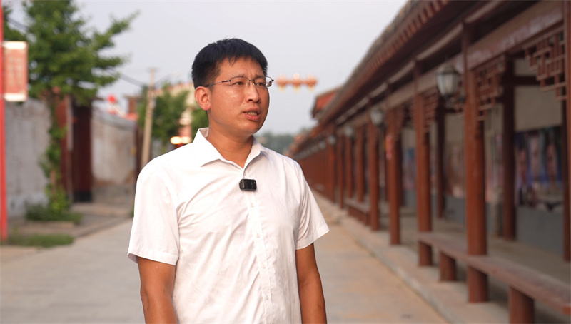 林子里村党支部书记李伟兵介绍“红色旅游+”发展规划。