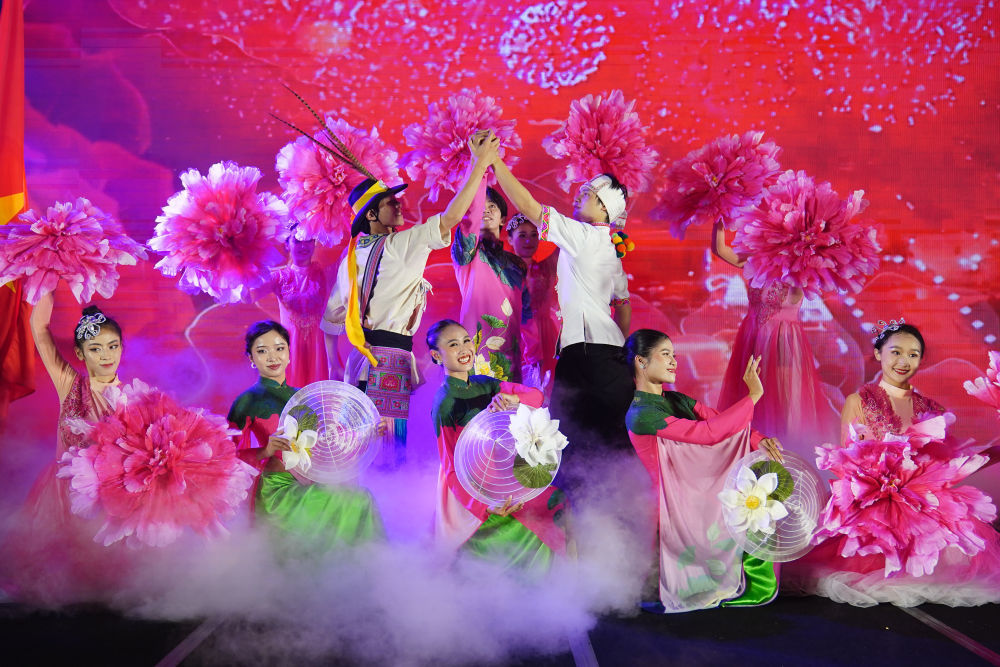 2024年9月16日，在越南胡志明市，艺术家在中越跨国中秋晚会上表演。新华社发（云南省人民政府新闻办公室供图）