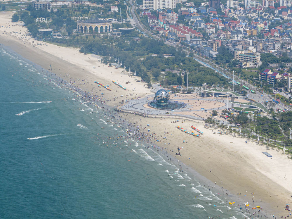 2023年8月，游客在广西北海银滩游玩（无人机照片）。新华社发（李君光摄）