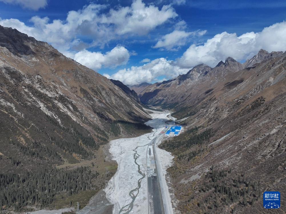 这是10月5日在新疆昭苏县夏特柯尔克孜族乡拍摄的中交路建昭温公路一标段施工现场(无人机照片)。新华社记者 胡虎虎 摄