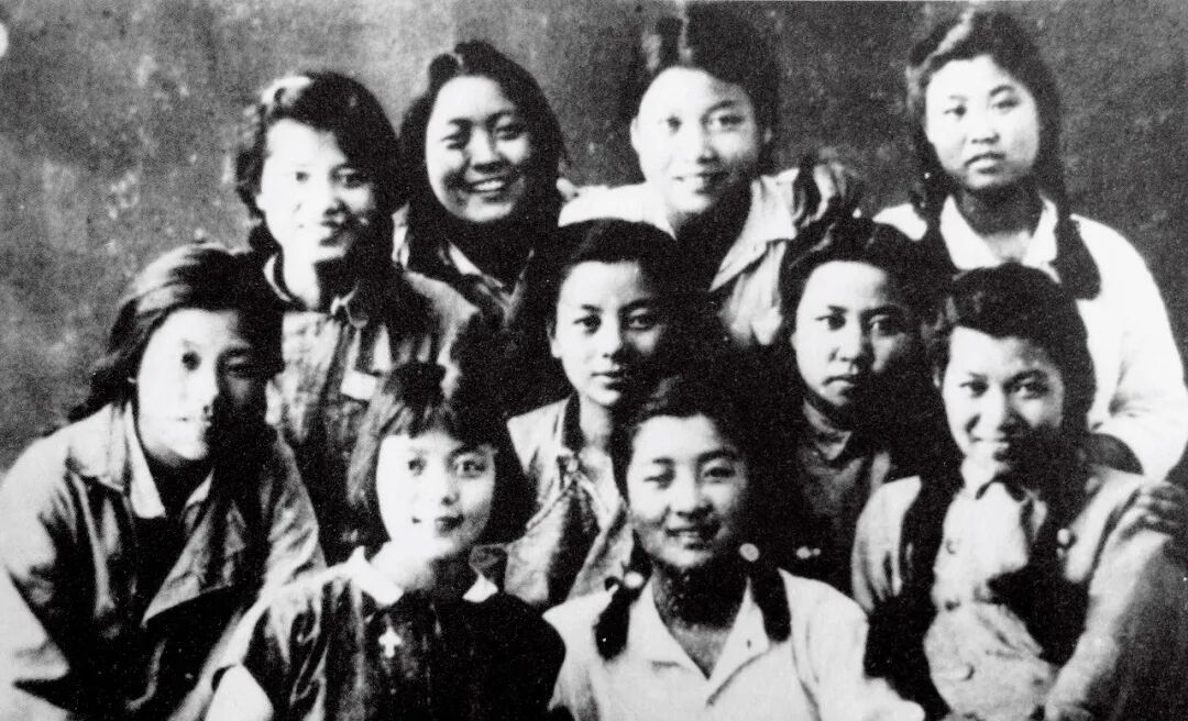 国新社、青记与生活书店部分女工作人员在桂林合影。