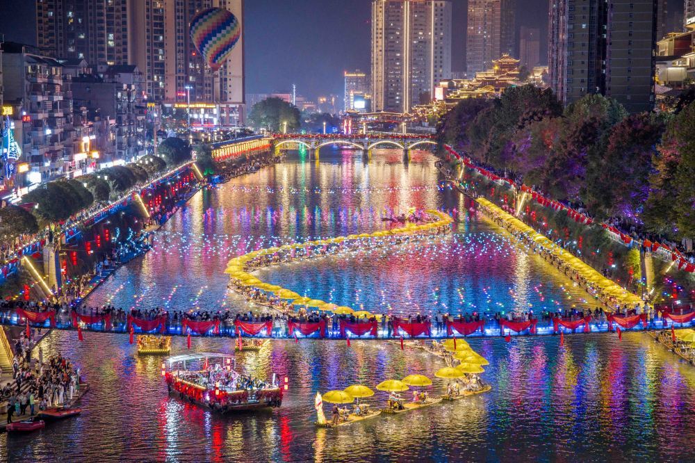 10月6日晚,游客在湖北省宣恩县乘坐竹筏欣赏夜景(无人机照片)。新华社发(王法钧摄)