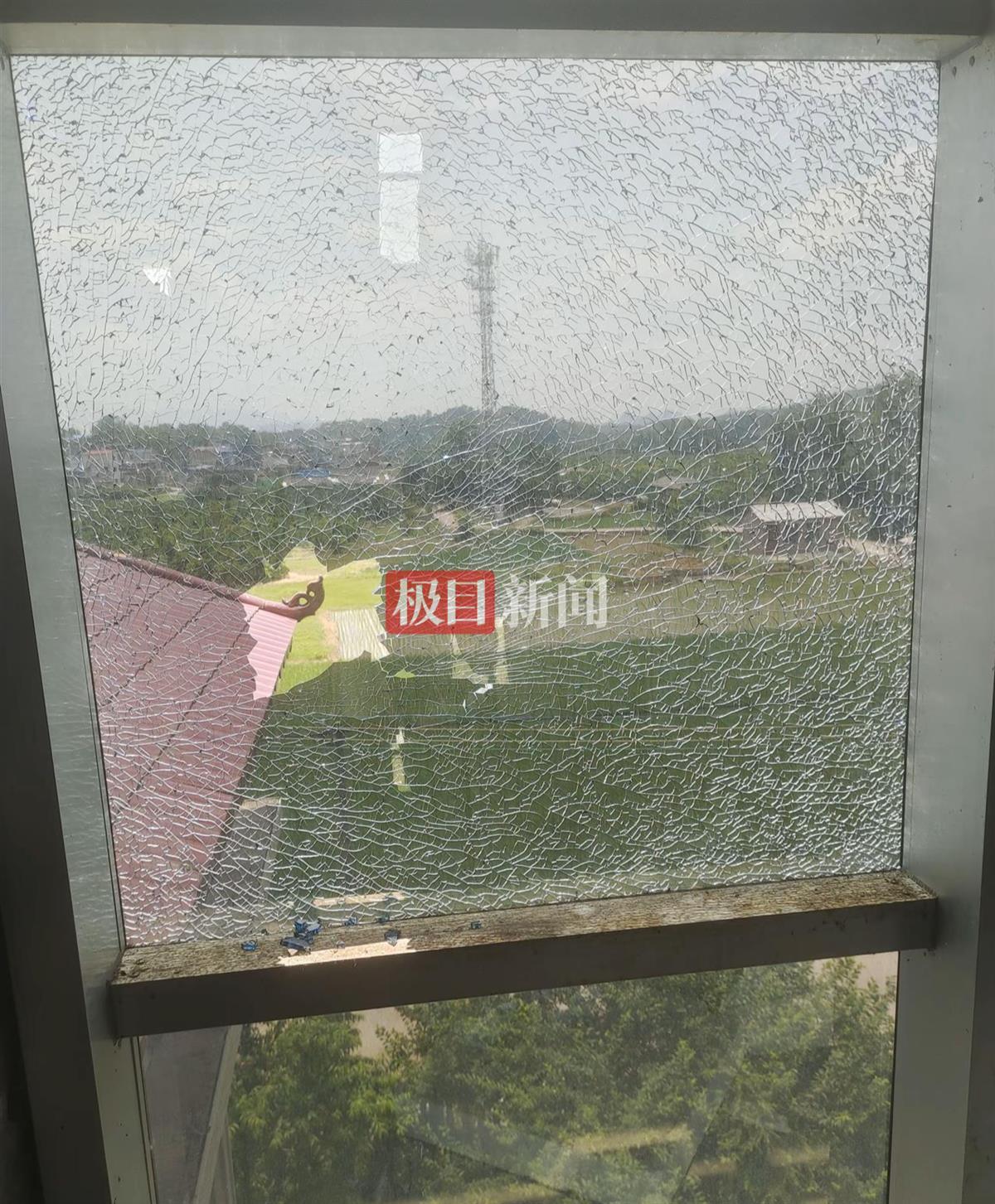 钢化玻璃被震碎（受访者供图）