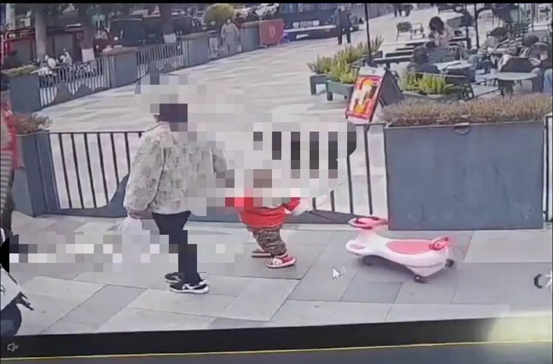 王涛(化名)不慎踩中睿睿(化名)拉着的扭扭车(受访者供图)