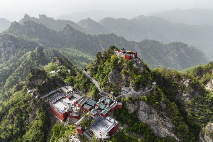 4月22日拍摄的武当山（无人机照片）。新华社记者 伍志尊 摄