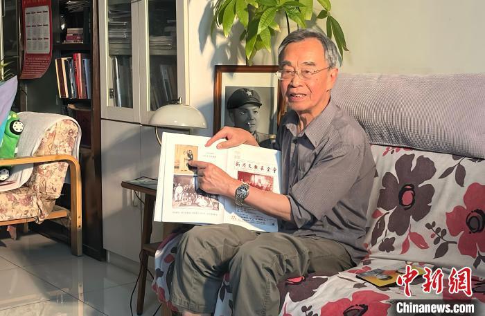 近日，林天民在父母的北京居所内展示父母的结婚照。　黄欣欣 摄