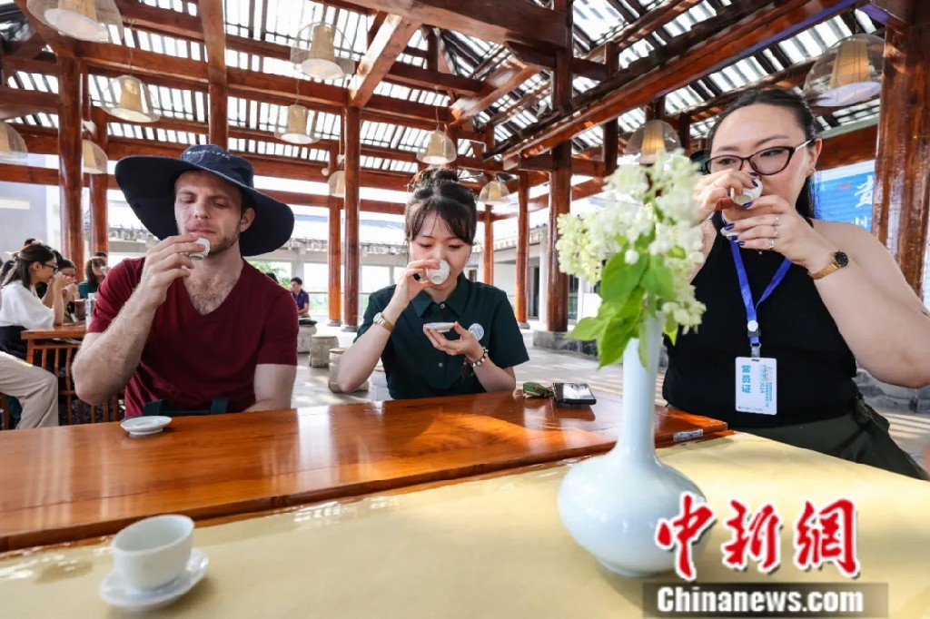 2024年7月,来自15个国家22名汉学青年学者来到贵州开展为期8天的研学活动。图为研习营营员在贵阳孔学堂体验茶艺。中新社记者 瞿宏伦 摄