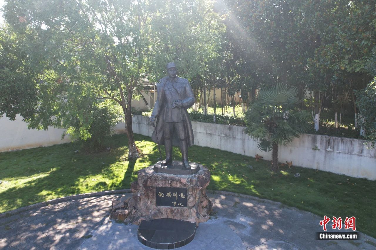 坐落在安徽泾县云岭镇新四军军部旧址前的叶挺雕像。(无人机照片)张强 摄