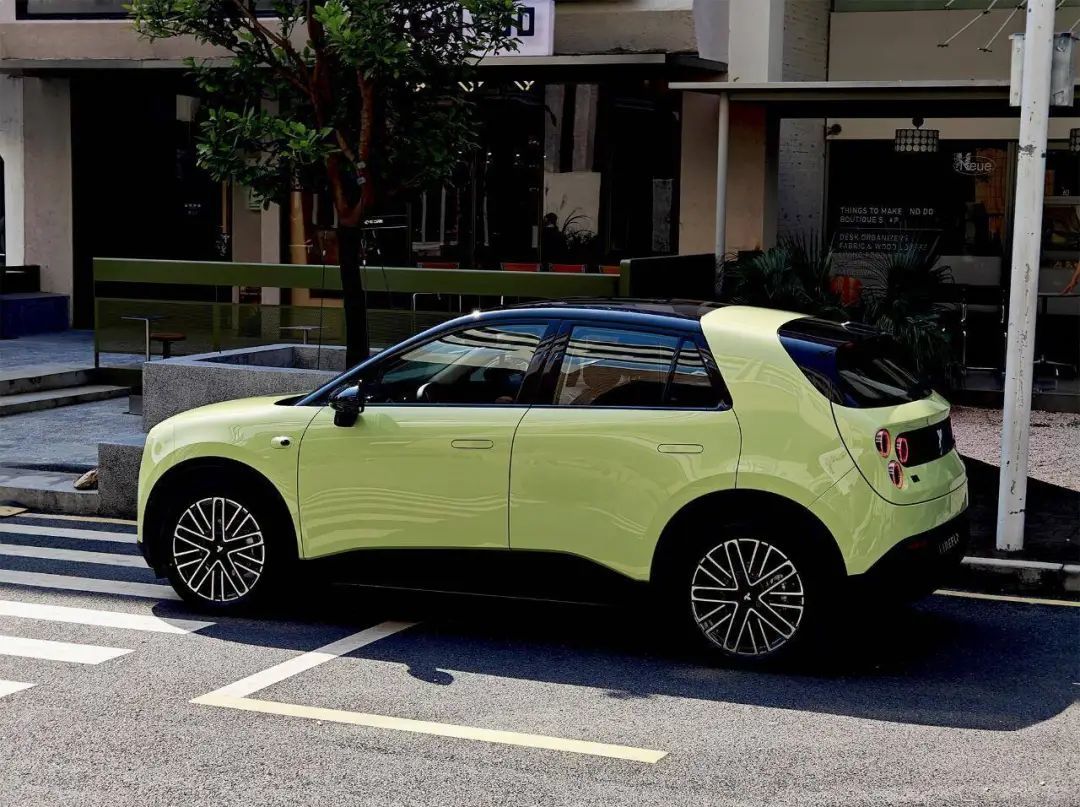 蔚来最便宜新车来了!萤火虫11.98万起,暂不能换电但能进牛屋了