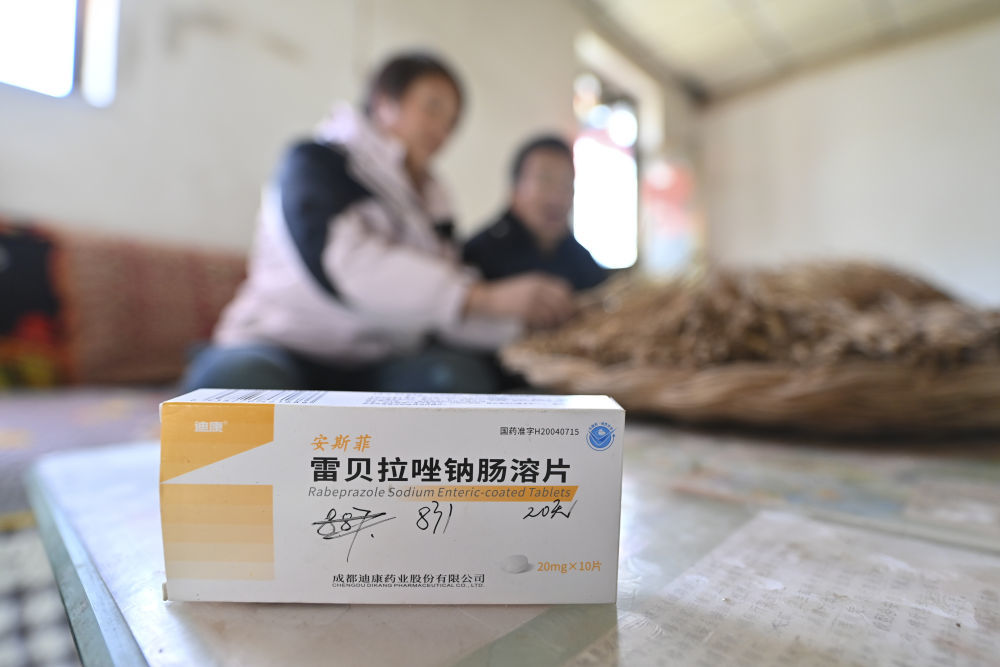 ↑村民程娇梅家里为秦海松常备着胃药（2025年12月1日摄）。