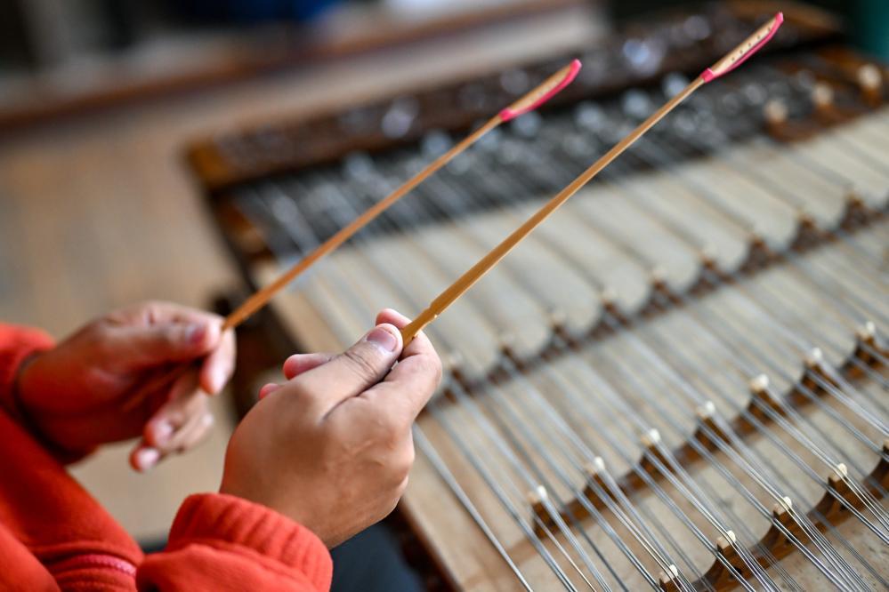 2025年10月11日，达瓦次仁在练习演奏扬琴。