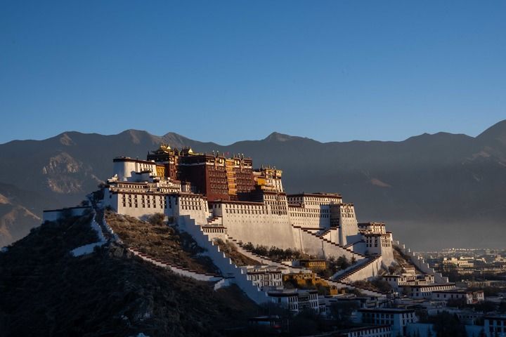 沐浴在晨光之中的拉萨布达拉宫（2025年1月1日摄）。新华社记者 旦增尼玛曲珠 摄