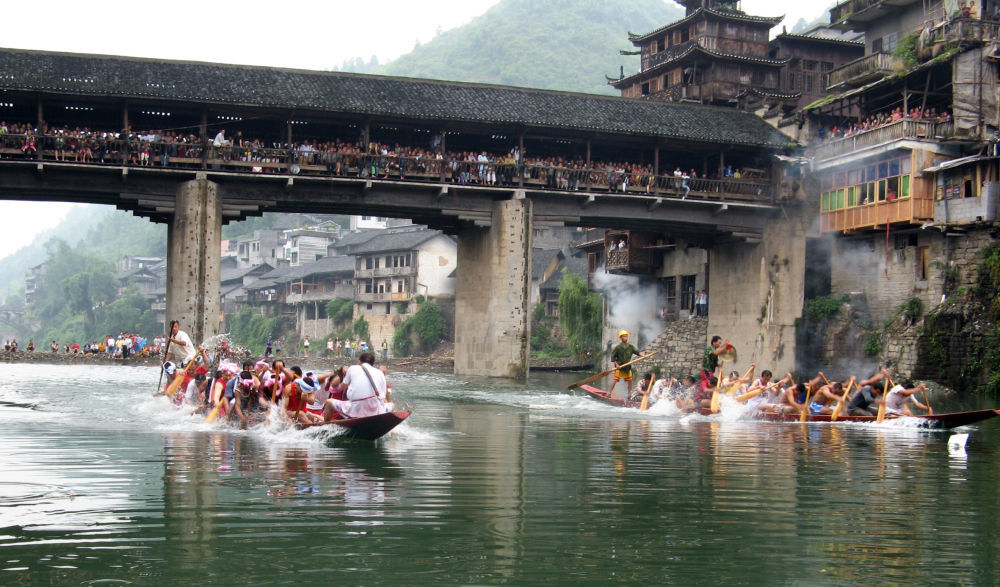 ↑在湖南省湘西土家族苗族自治州龙山县洗车河镇，龙舟队在激烈角逐。（2008年6月10日摄）。